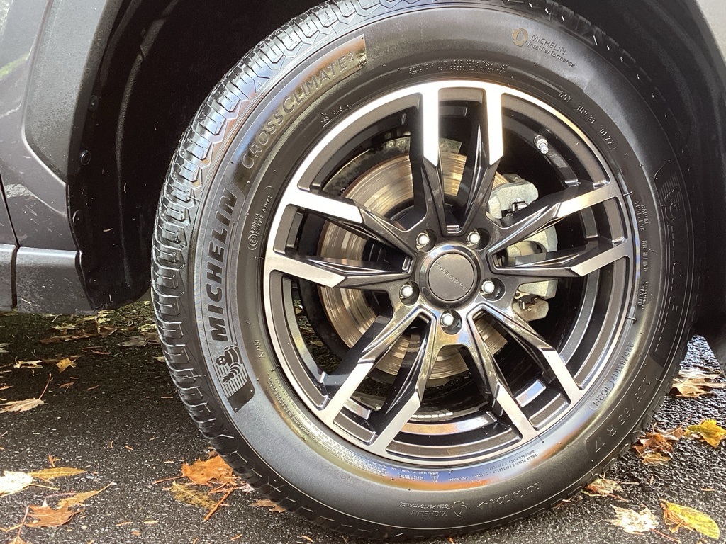 2019 Toyota RAV4 Hybrid XLE photo 3