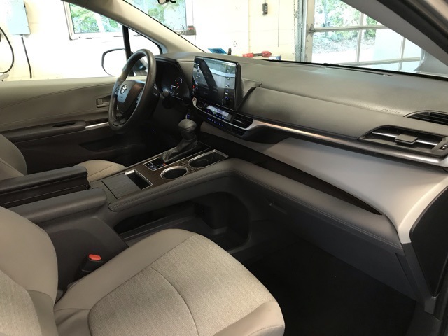 2024 Toyota Sienna LE photo 15