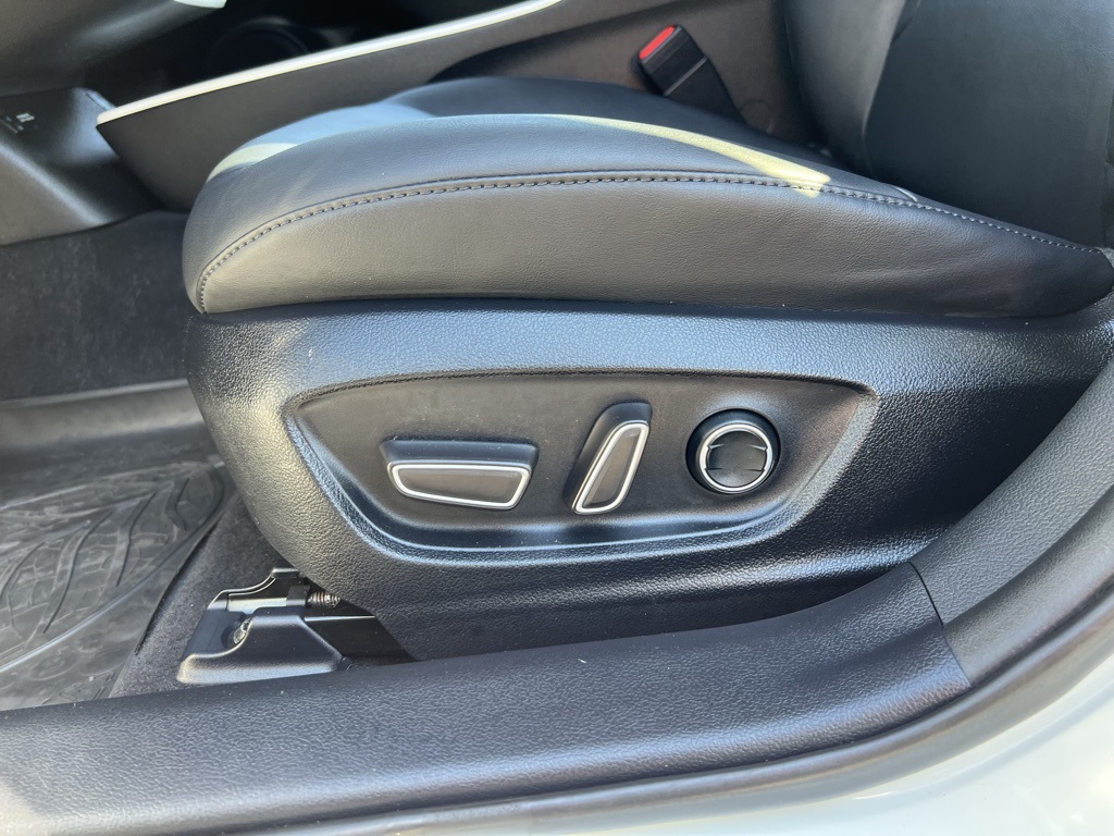 2016 Toyota Prius Four photo 10