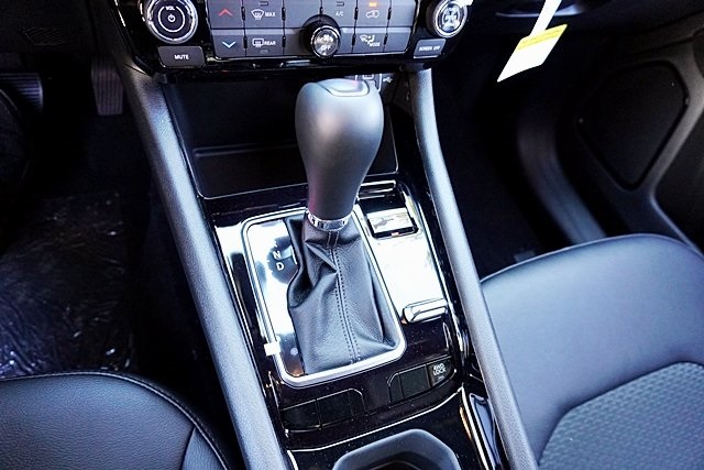 New 2026 Bright White Clear-Coat Exterior Paint Jeep Latitude image 32