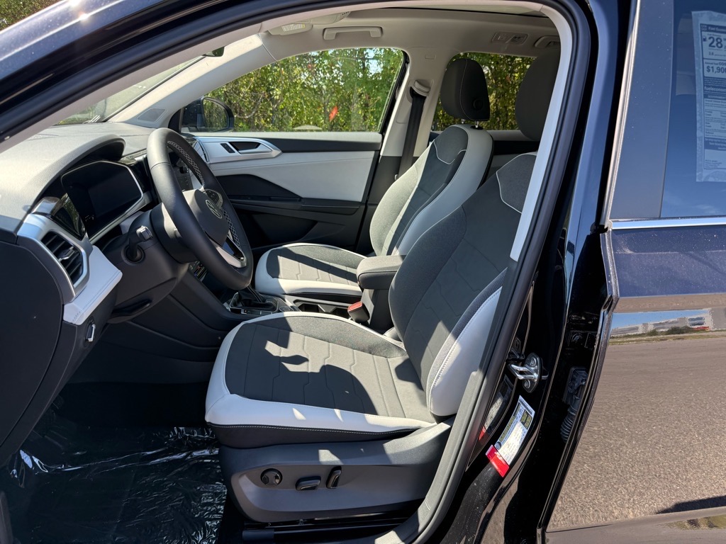 2025 Volkswagen Taos SE photo 14