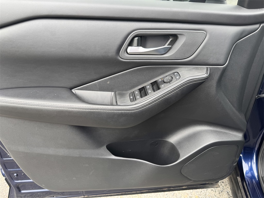 2024 Nissan Rogue SV photo 17