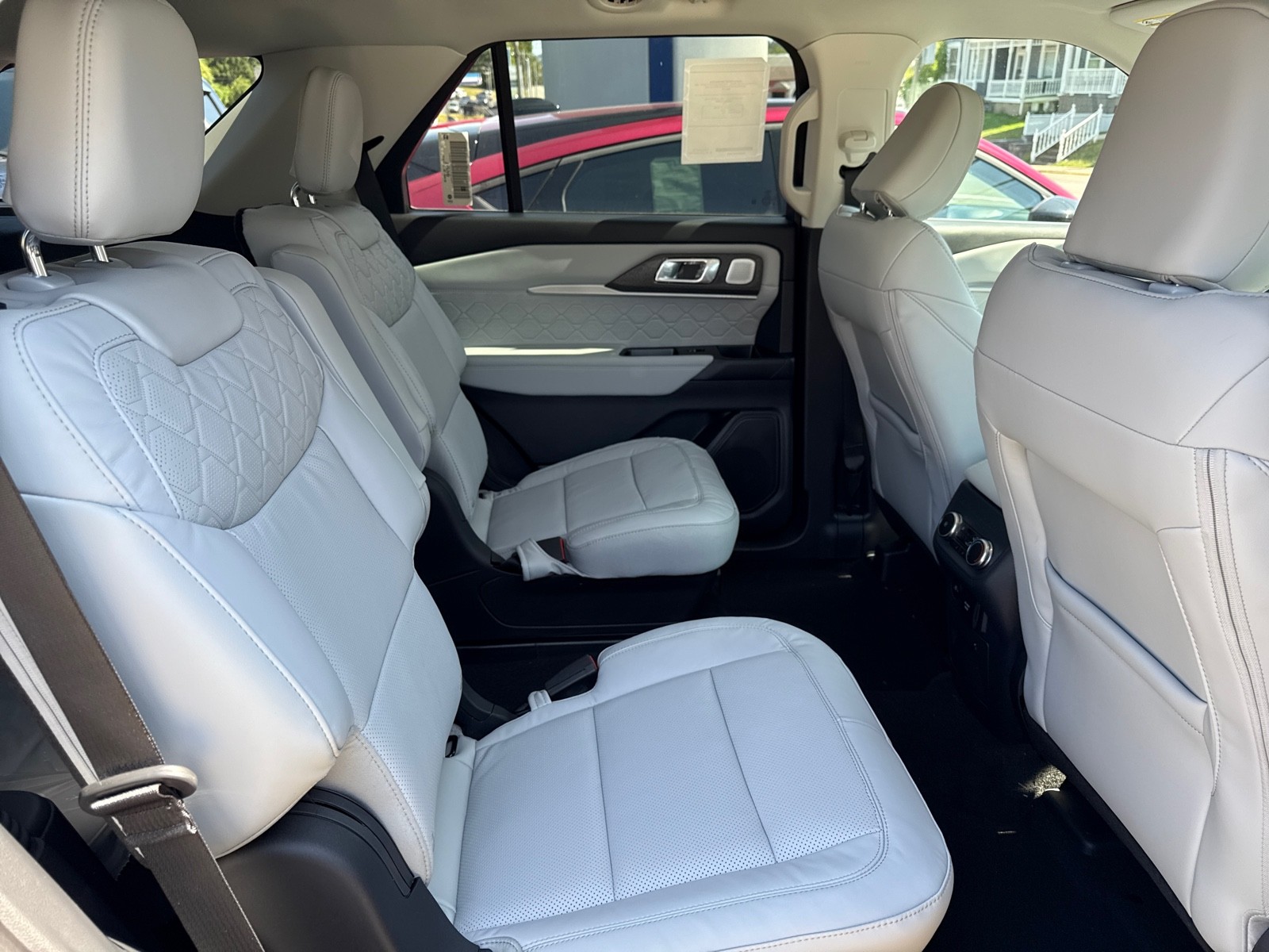 2025 Ford Explorer Platinum photo 4