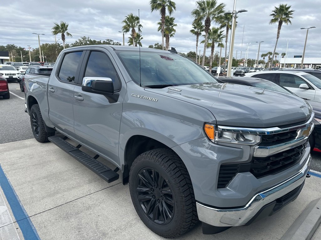 2024 Chevrolet Silverado 1500 LT's photo