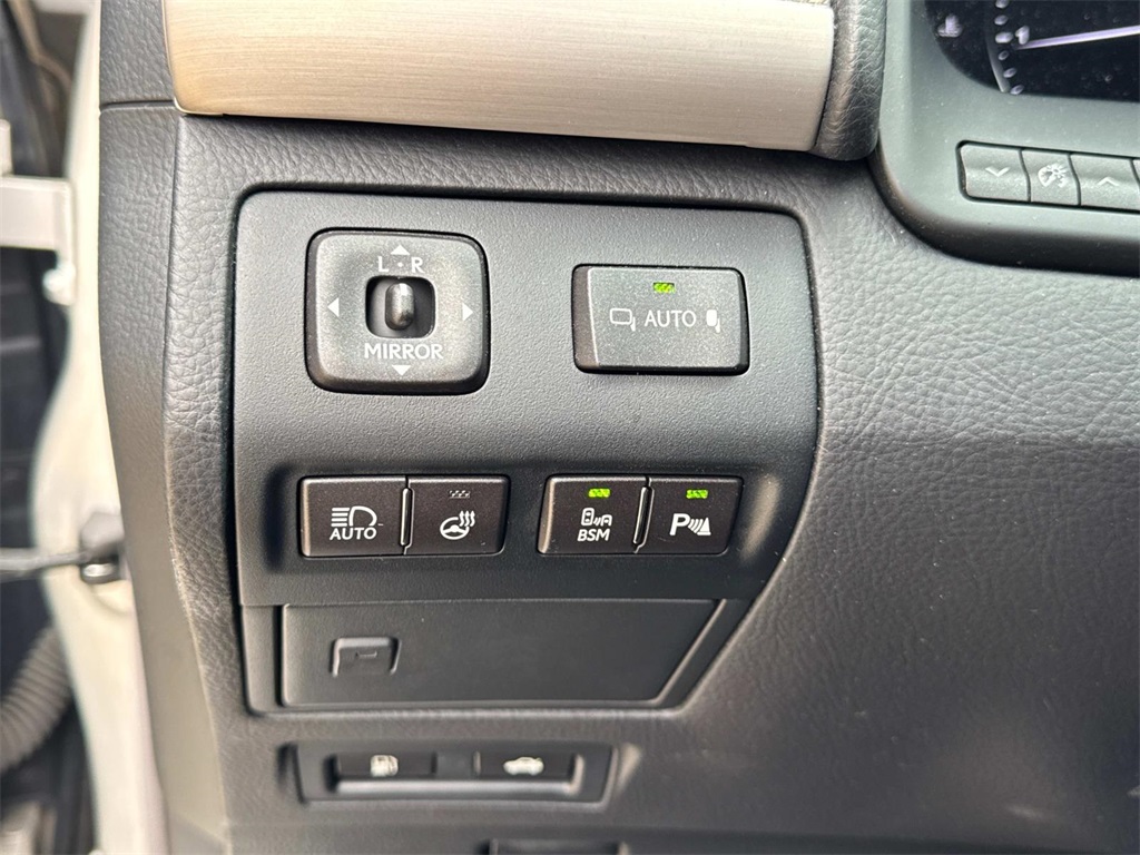 2013 Lexus LS 460 photo 32