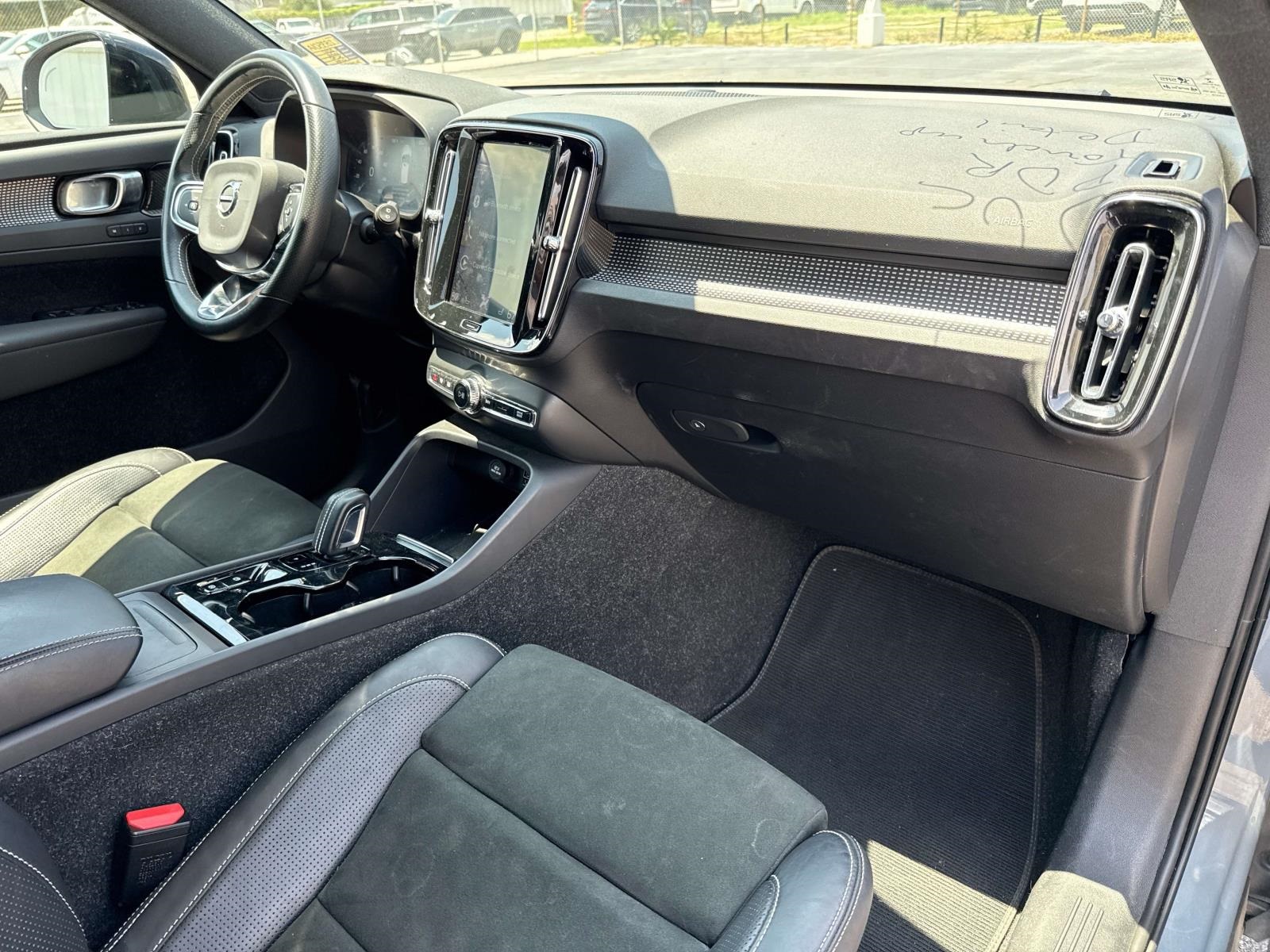 2021 Volvo XC40 R-Design photo 12