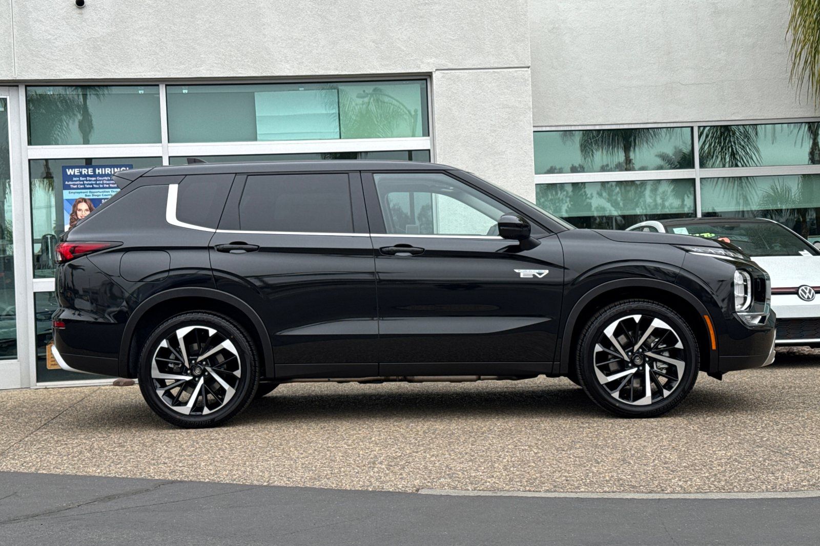 2025 Mitsubishi Outlander PHEV SE photo 3