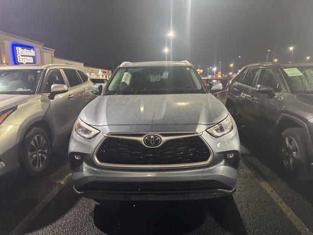 2024 Toyota Corolla Cross XLE's photo