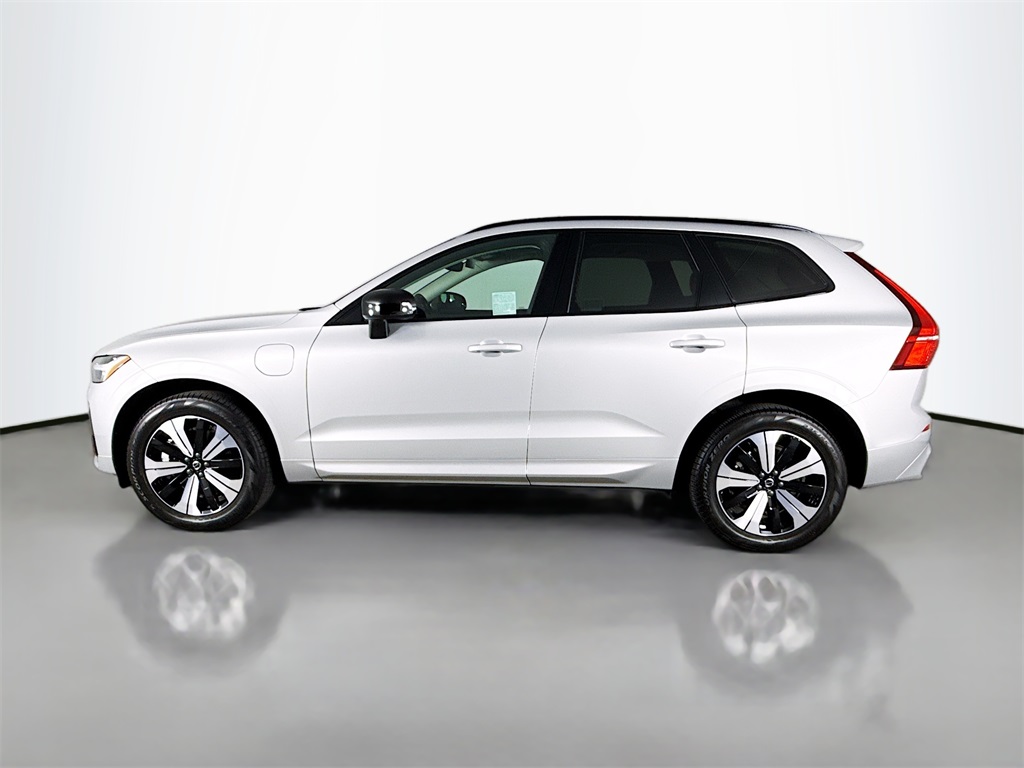 2025 Volvo XC60 Hybrid T8 Core photo 4