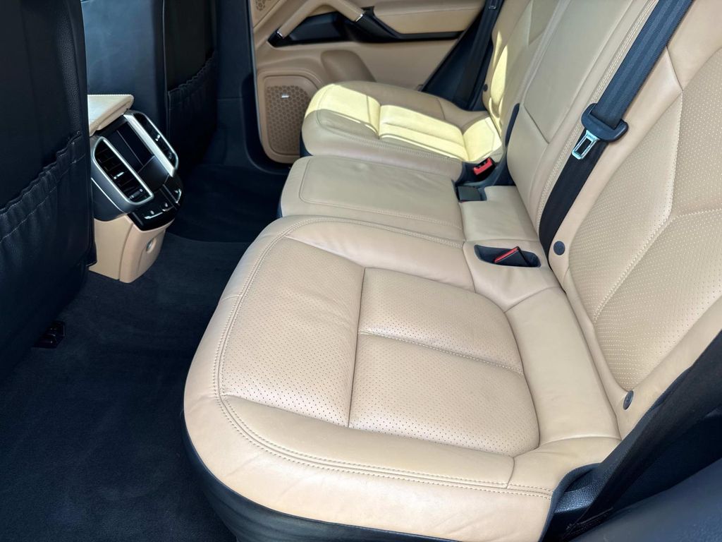 2016 Porsche Cayenne Base photo 14