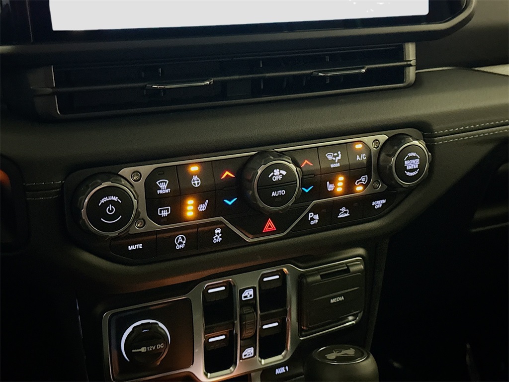 2025 Jeep Wrangler Sahara photo 28
