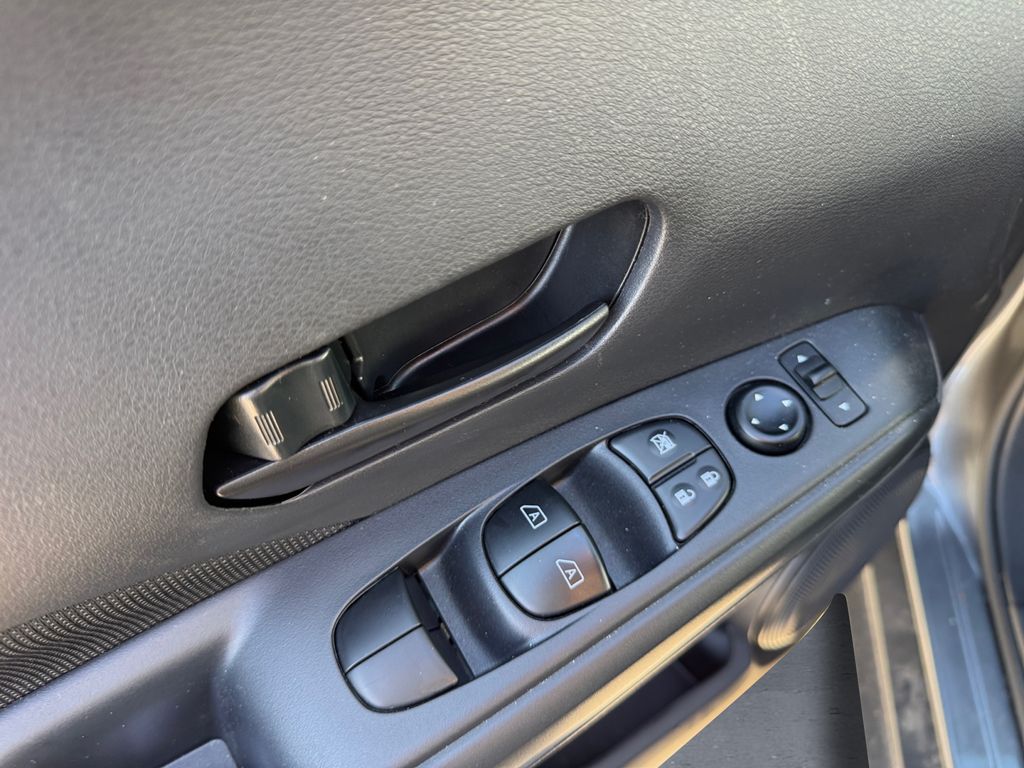 2025 Nissan Kicks Play S photo 12