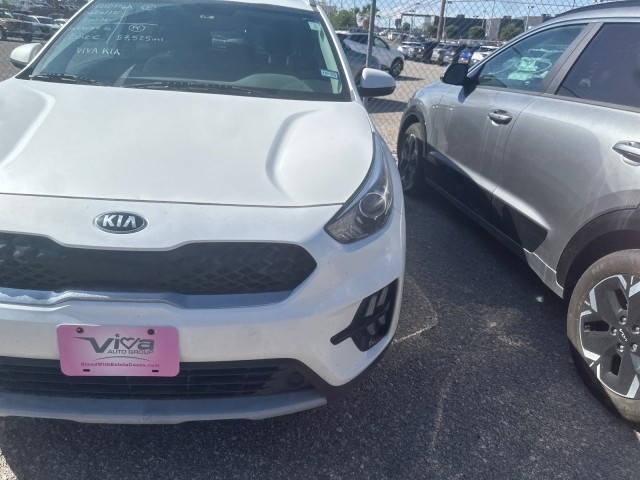 Used 2020 Snow White Pearl Kia LX image 3