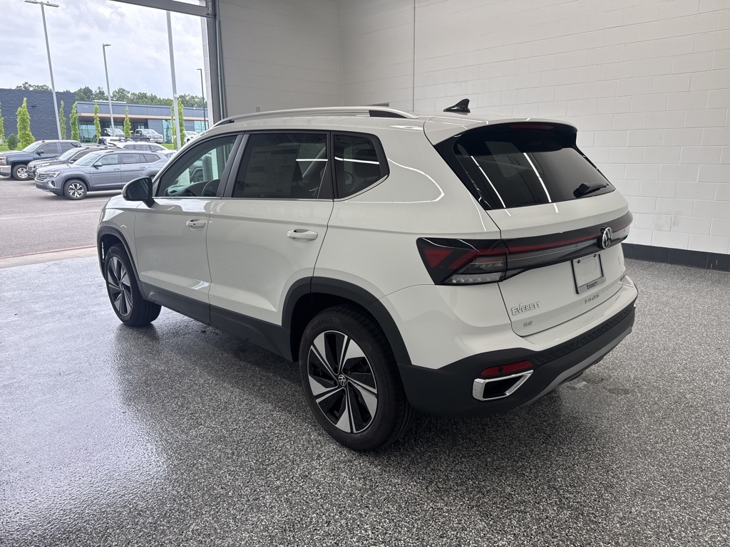 2025 Volkswagen Taos SE photo 2