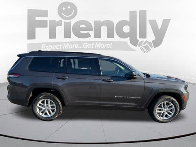 2025 Jeep Grand Cherokee Laredo photo 2