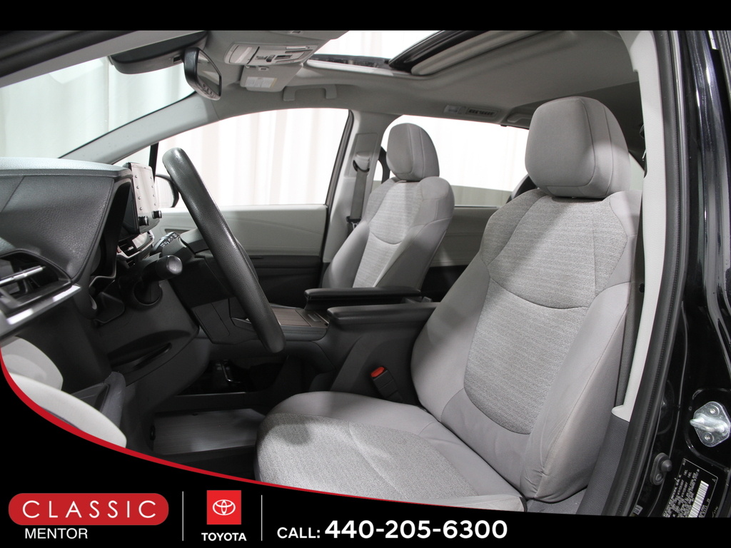 2021 Toyota Sienna LE photo 4
