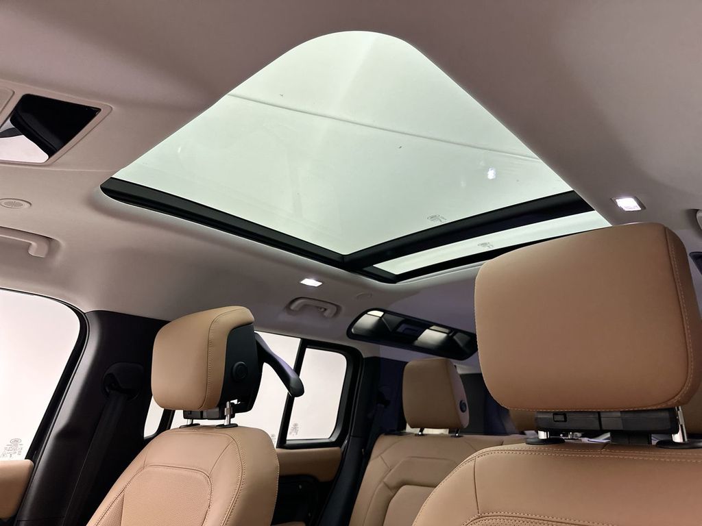 2026 Land Rover Defender 110 photo 7