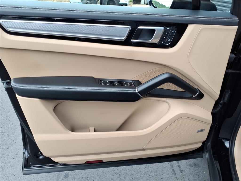 2023 Porsche Cayenne Coupe Platinum Edition photo 7