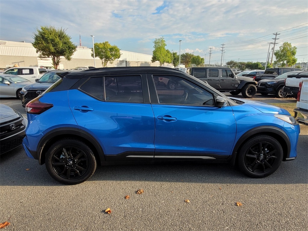 2023 Nissan Kicks SR photo 2