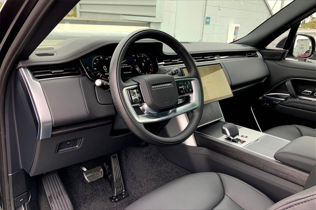 2025 Land Rover Range Rover SE photo 3