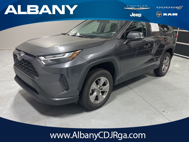 2024 Toyota RAV4 XLE's photo