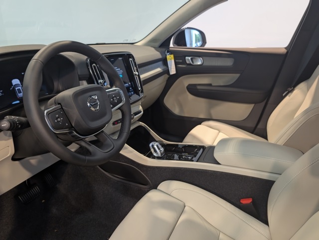 2026 Volvo XC40 photo 11