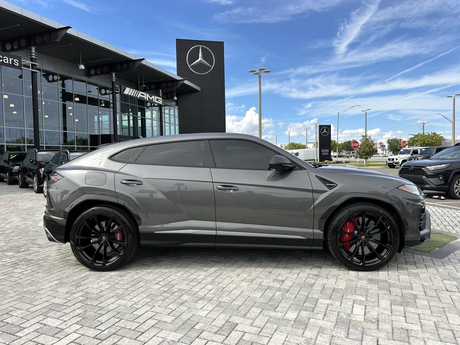 2022 Lamborghini Urus Base photo 3