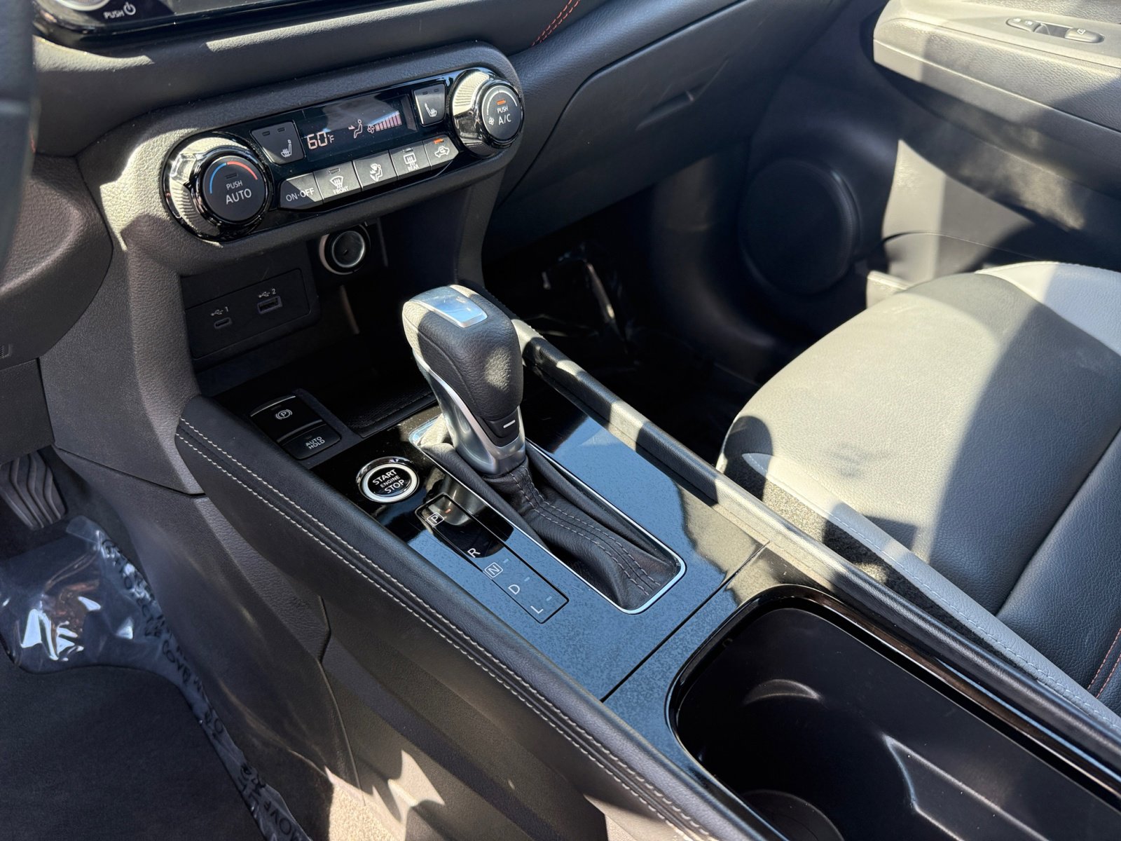 2023 Nissan Kicks SR photo 10