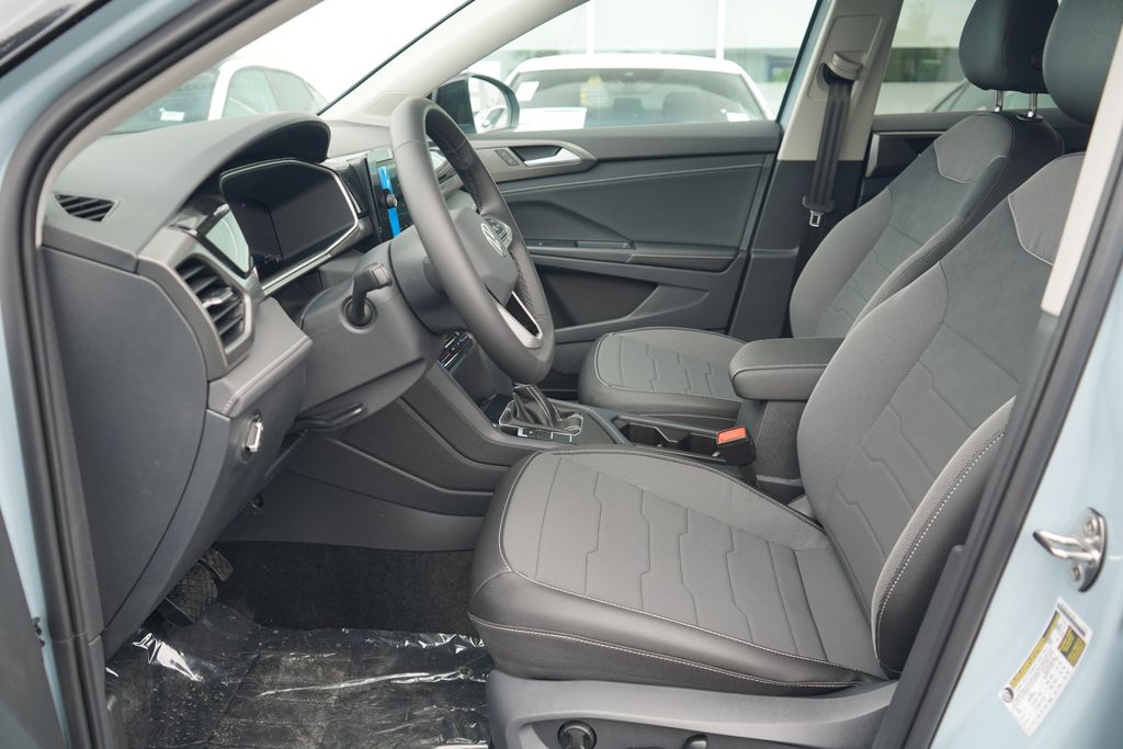 2025 Volkswagen Taos SE photo 3