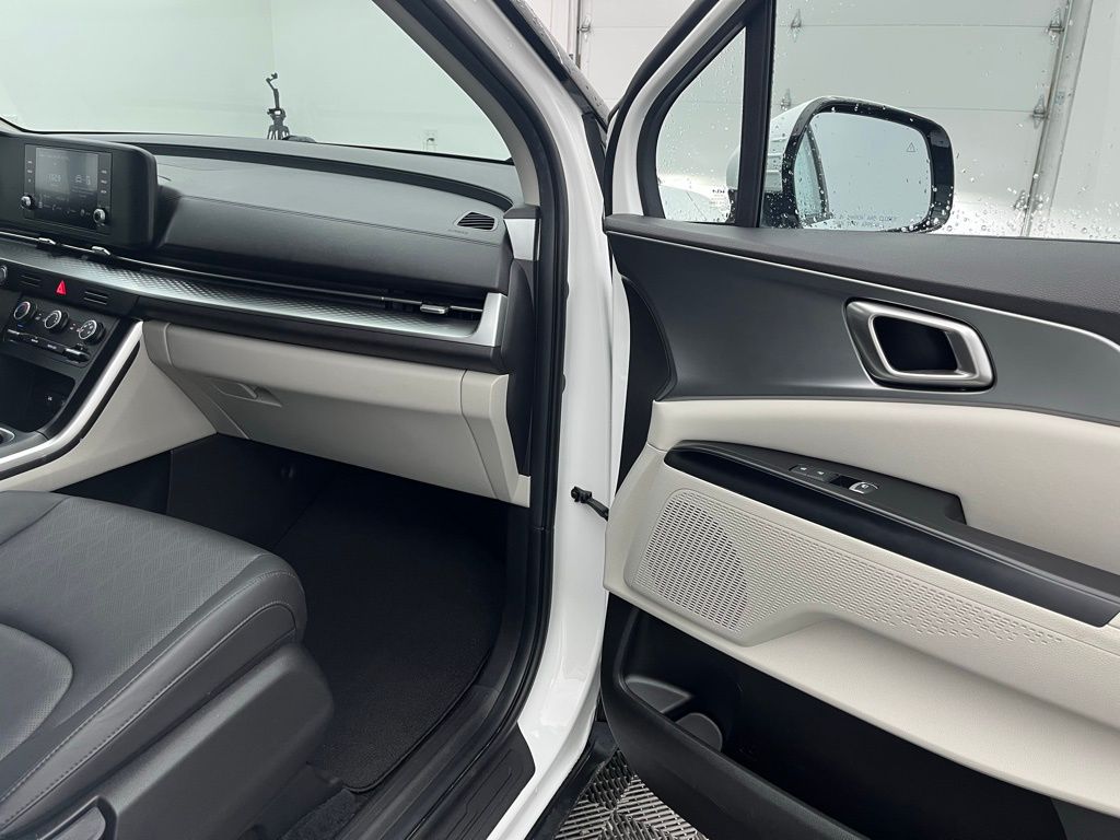 2024 Kia Carnival LX photo 30