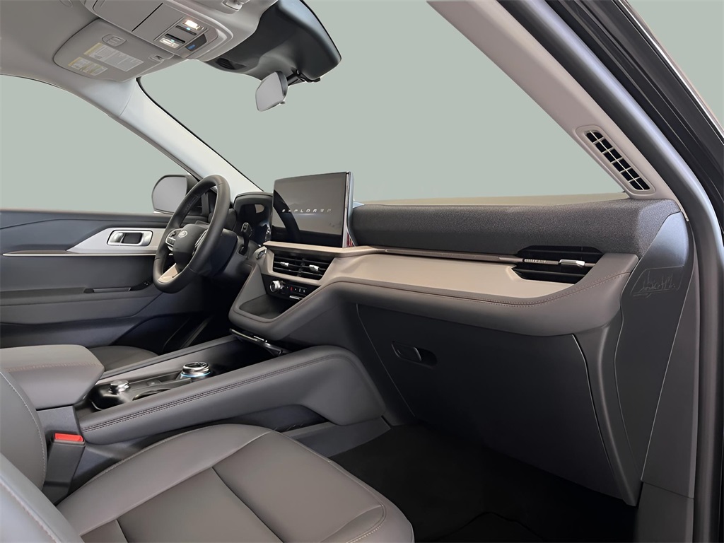 2025 Ford Explorer photo 25