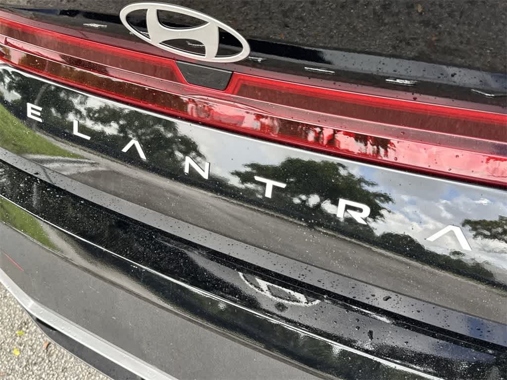 2025 Hyundai Elantra SE photo 9