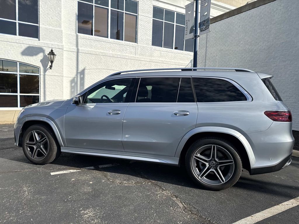 2025 Mercedes Benz GLS 450 4MATIC photo 3