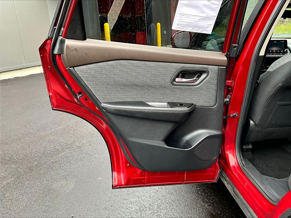 2021 Nissan Rogue SV photo 18