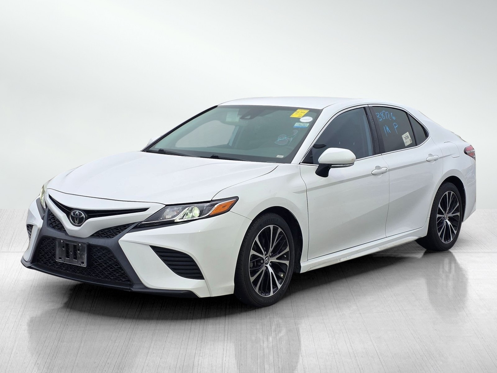 2019 Toyota Camry SE photo 3