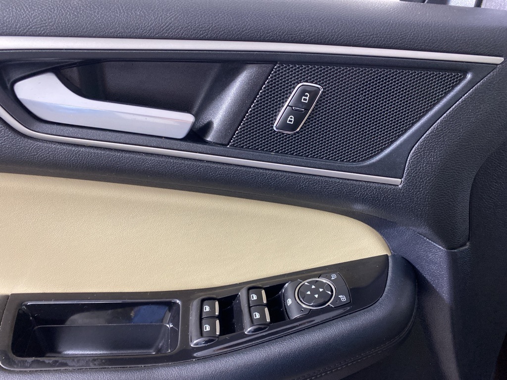 2019 Ford Edge SEL photo 15