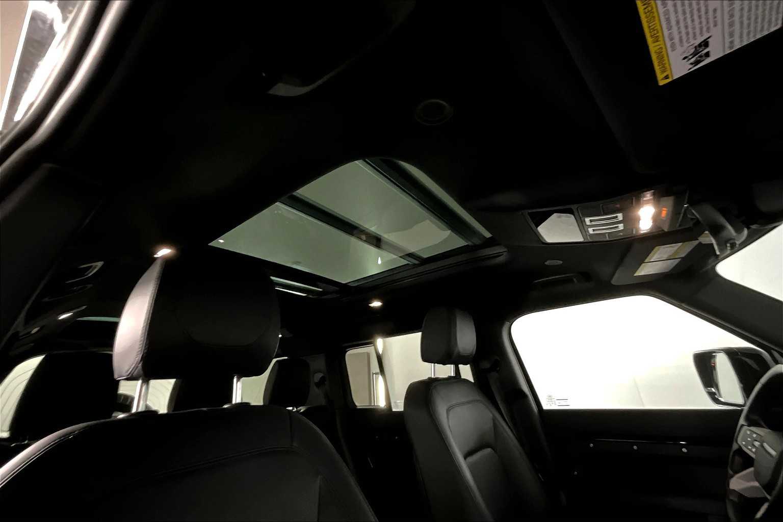 2023 Land Rover Defender SE photo 12