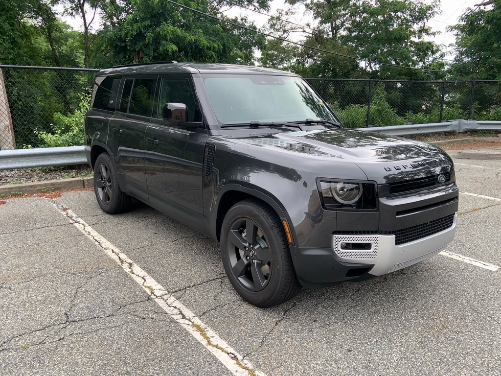2024 Land Rover Defender 130 S photo 3