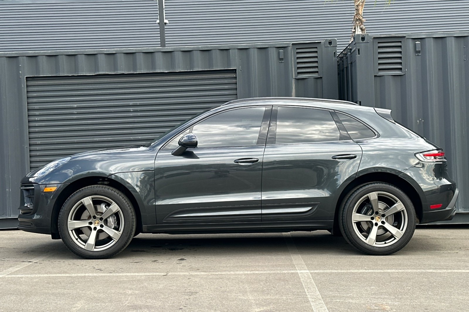 2024 Porsche Macan T photo 2