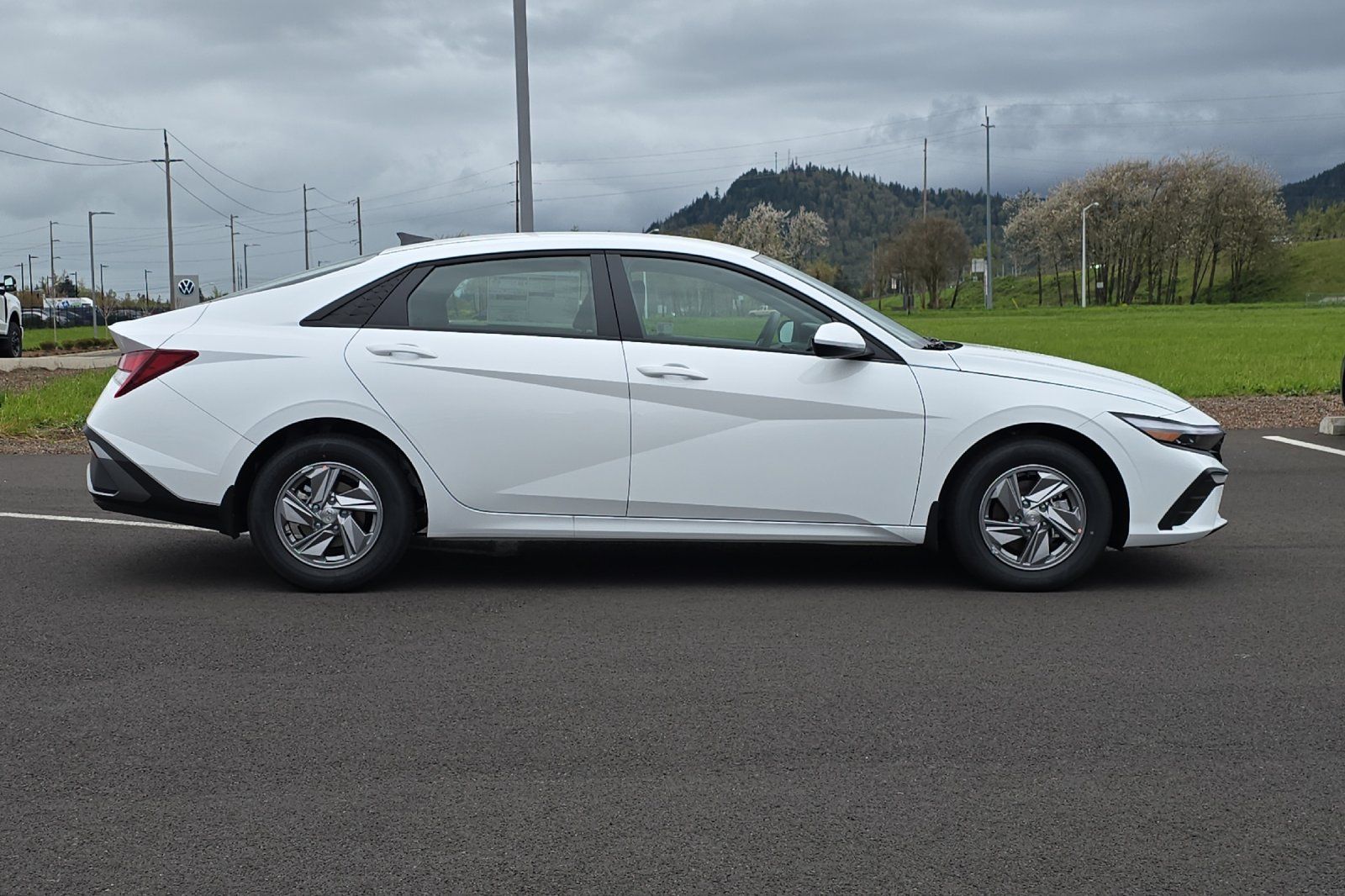 2025 Hyundai Elantra SE photo 2