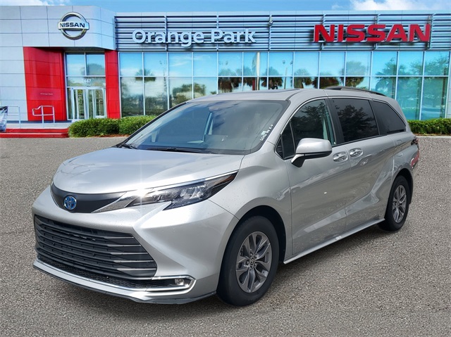 2024 Toyota Sienna XLE photo 4