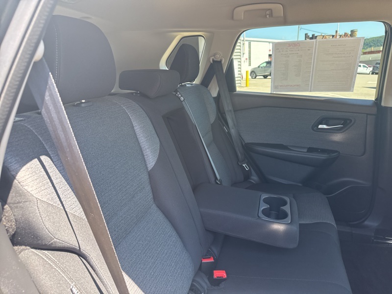 2022 Nissan Rogue SV photo 12