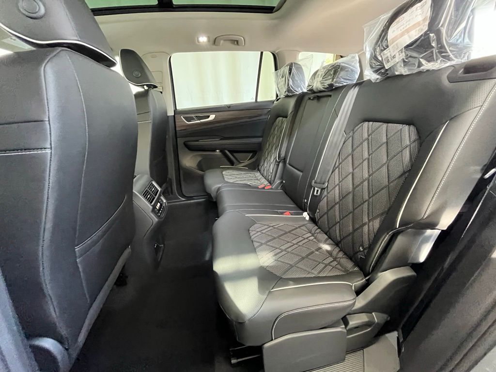 2025 Volkswagen Atlas SEL Premium R-Line photo 23