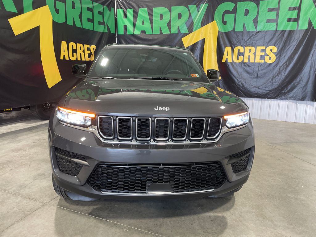 2025 Jeep Grand Cherokee Laredo photo 2