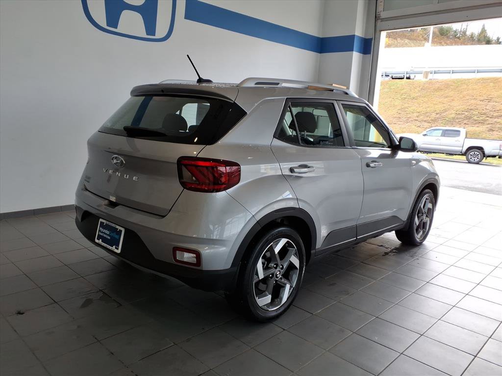 2024 Hyundai Venue SEL photo 4