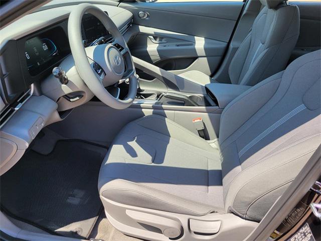 2025 Hyundai Elantra SE photo 13