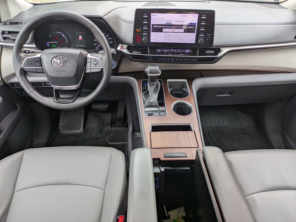 2022 Toyota Sienna XLE photo 23