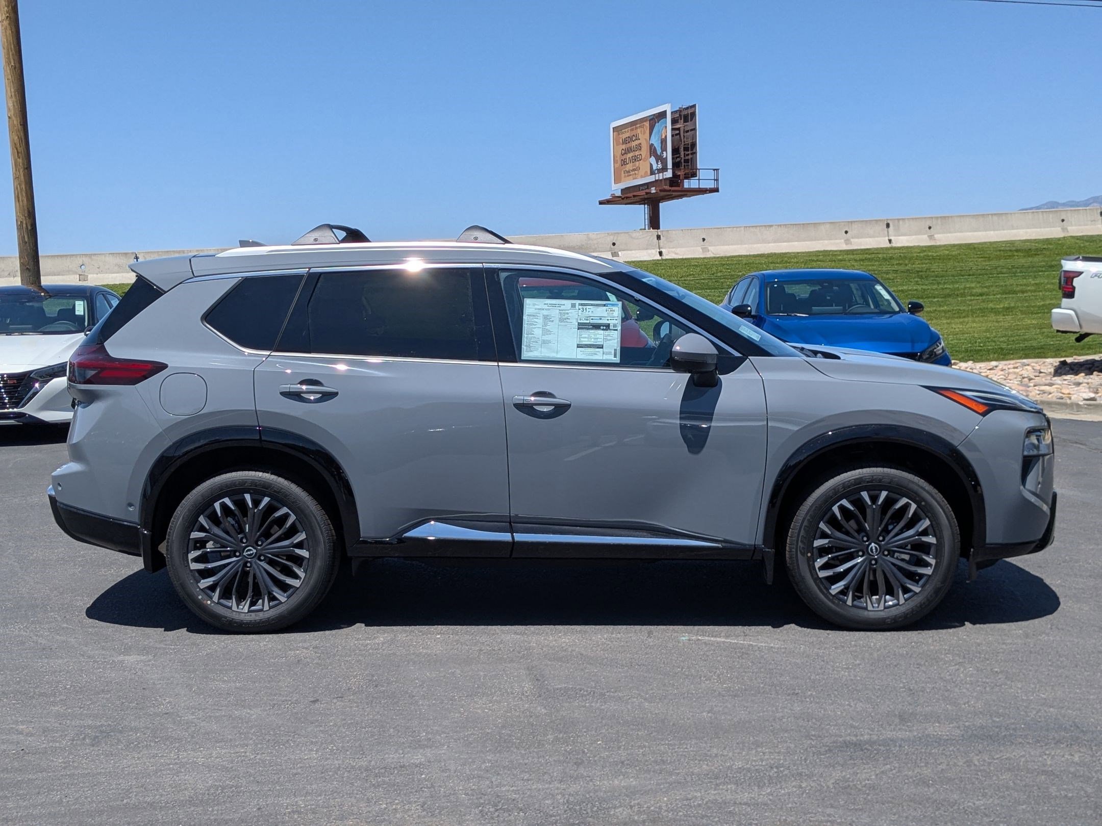 2025 Nissan Rogue Platinum photo 2