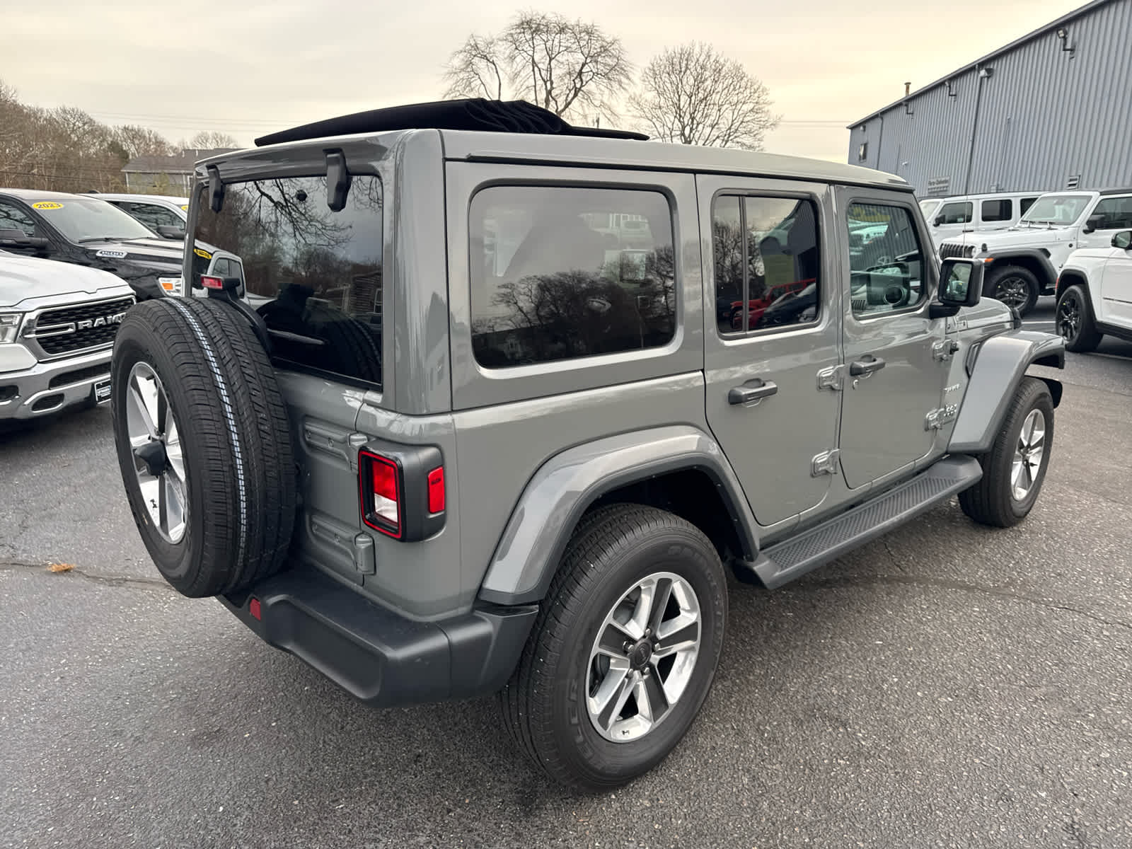 2023 Jeep Wrangler Sahara photo 8