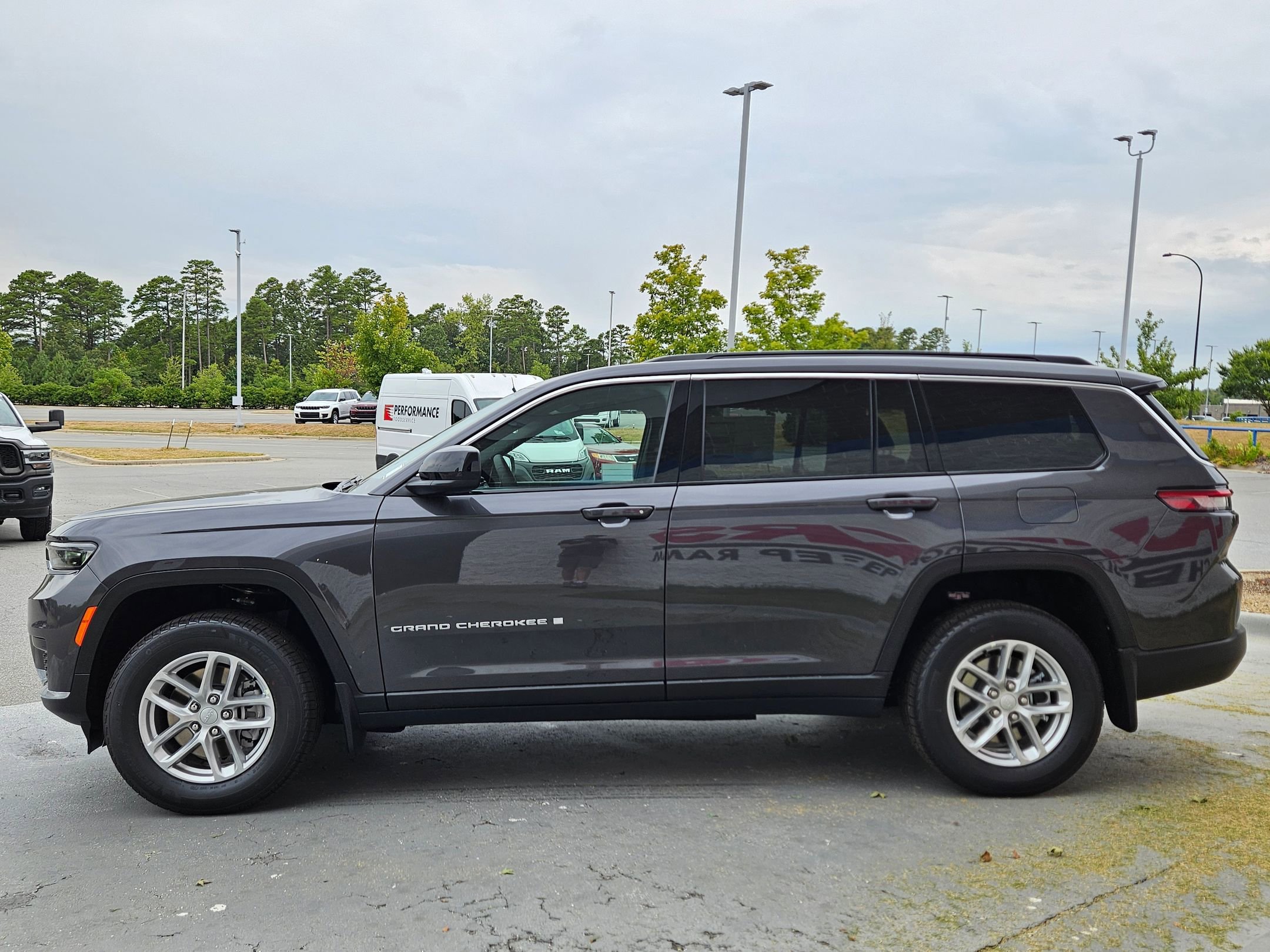 2025 Jeep Grand Cherokee Laredo X photo 4